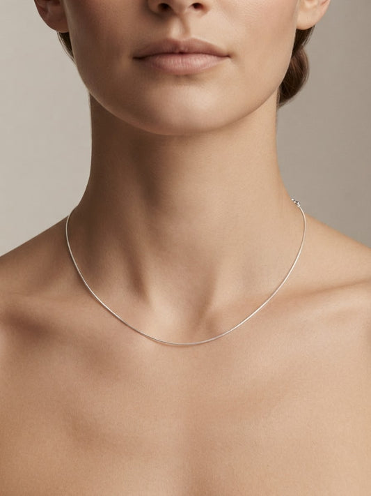 Cadena en plata fina sobre el cuello de una modelo